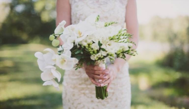 Ανθοδέσμη με λουλούδια γάμου στο χέρι της νύφης