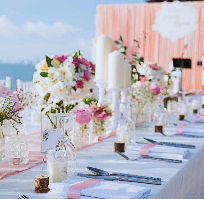 Τραπέζι σε δεξίωση γάμου με όμορφα λουλούδια