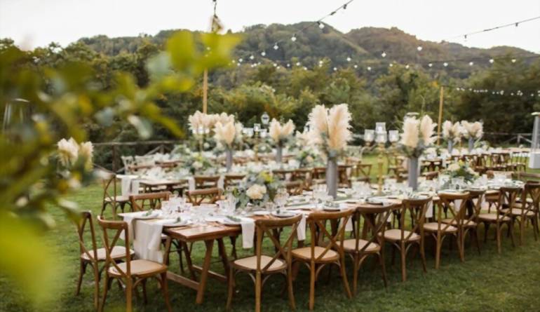 Όμορφη διακόσμηση για τραπέζι γάμου Boho με ξύλο και αγριολούλουδα