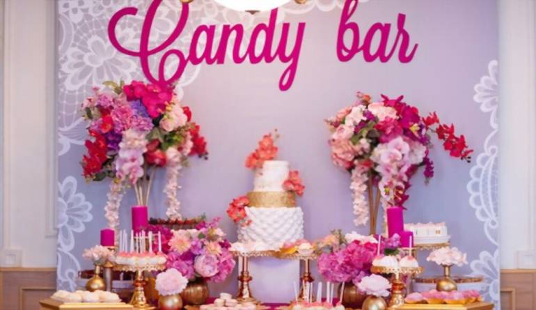 Floral διακόσμηση σε candy bar με ροζ αποχρώσεις για τον γάμο.