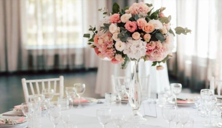 Floral σύνθεση από διάφορα απαλά ροζ και λευκά λουλούδια γάμου