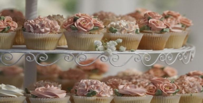 Γαμήλια cupcakes τοποθετημένα σε βάση
