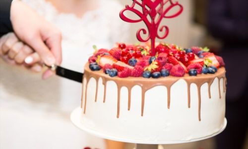 Γαμήλια τούρτα με σοκολάτα και μούρα