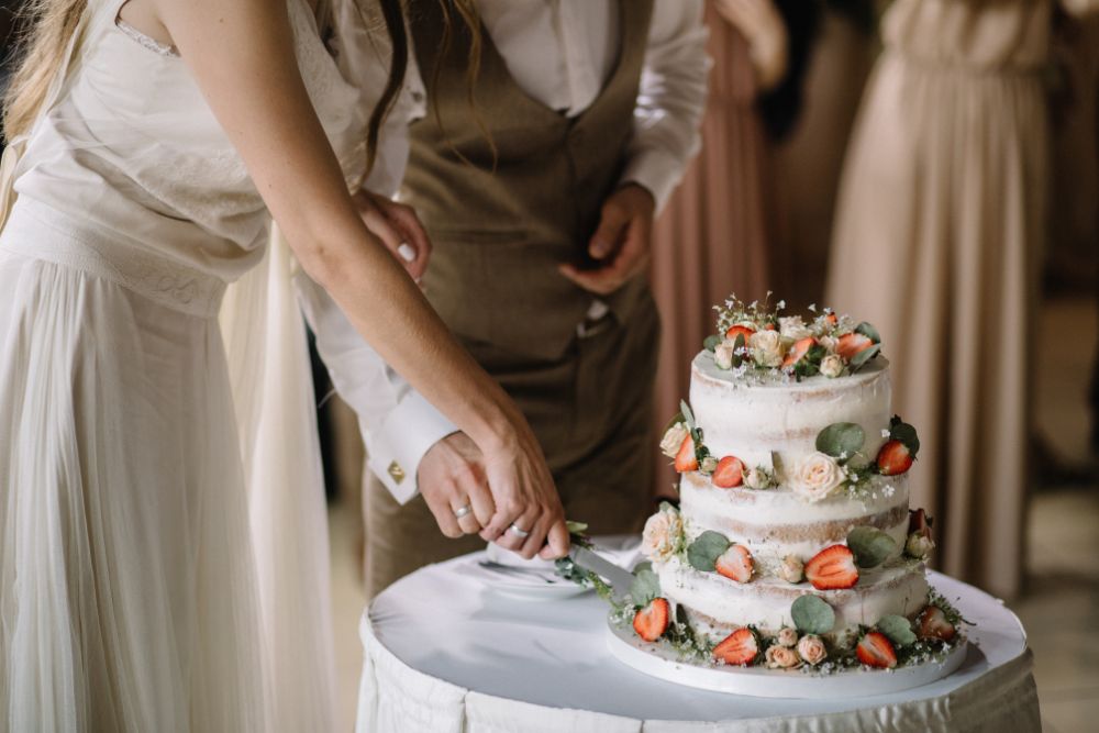 Νύφη και γαμπρός κόβουν την γαμήλια τούρτα