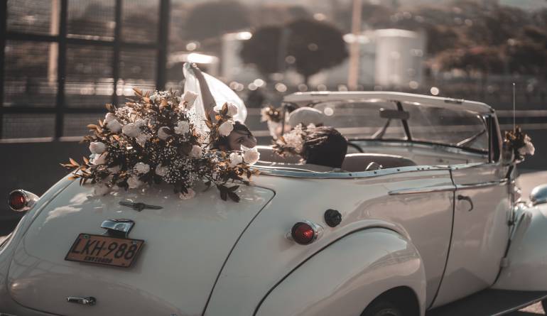 Γαμήλια μπουκέτο σε vintage αυτοκίνητο