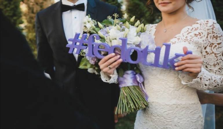 Νύφη που κρατά ενα hashtag γάμου