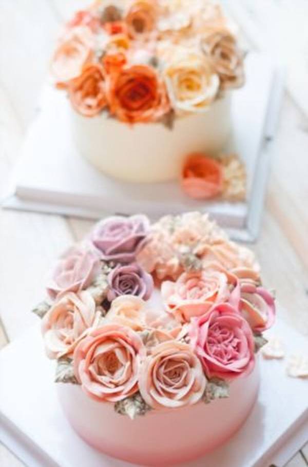 Κέικ λουλουδιών βουτυρόκρεμα σε ξύλινο φόντο
