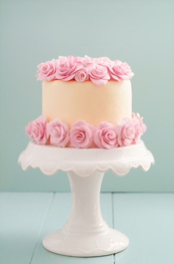 Κέικ με ροζ ζαχαρόπαστα σε βάση για κέικ