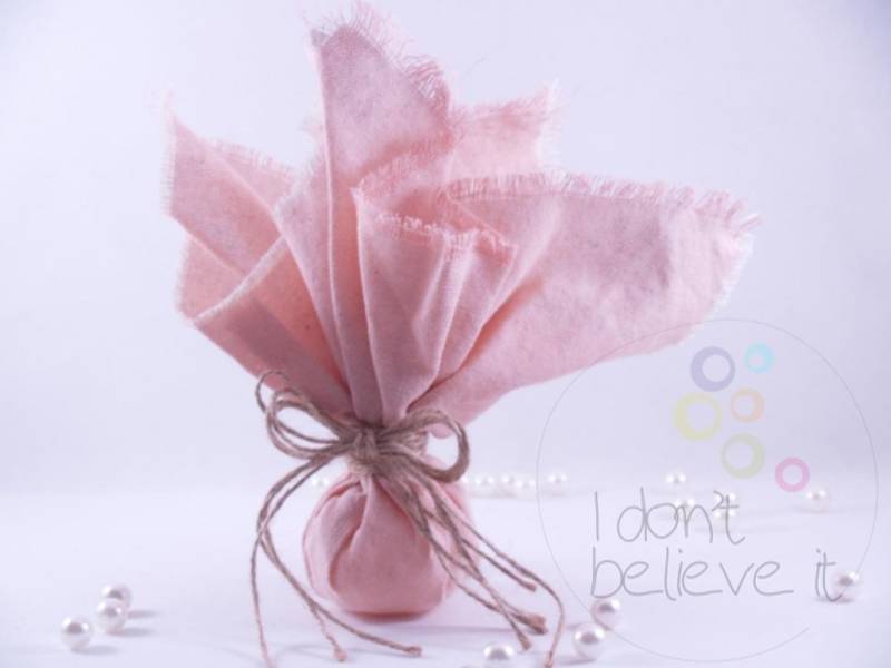 Μπομπονιέρα γάμου κλασσική σε ροζ χρώμα δεμένη με σπάγκο.
