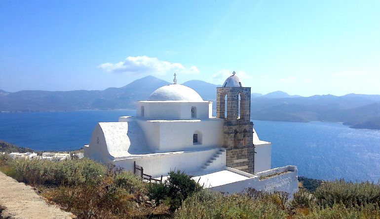Μικρή εκκλησία με θέα την θάλασσα στο νήσι της Μήλου