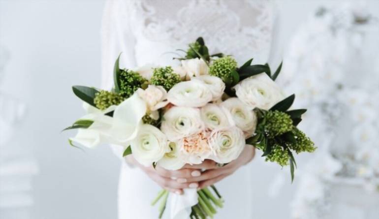 Μπουκέτο με εκλεκτά λουλούδια για γάμους από ροζ νεραγκούλες για τη νύφη