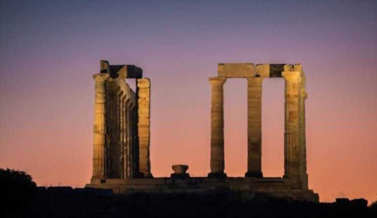 Ηλιοβασίλεμα πάνω από το ναό του Ποσειδώνα στο Σούνιο