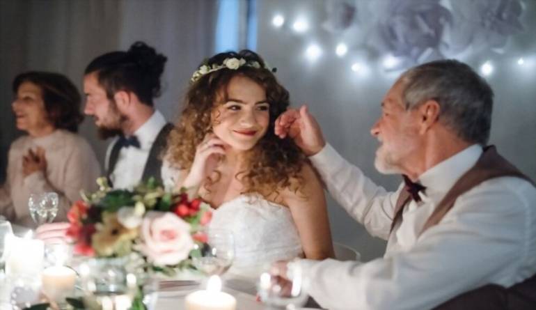 Ο πατέρας της νύφης την κοιτάζει συγκινημένος στο τραπέζι