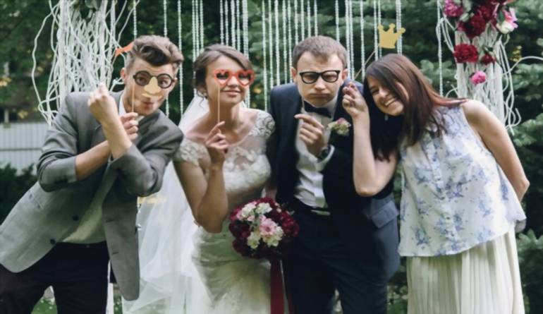 Νύφη και γαμπρός σε photobooth γάμου