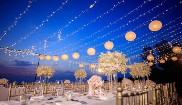 Τραπέζι με υπέροχο στολισμό γάμου, με λαμπάκια και μπαλόνια