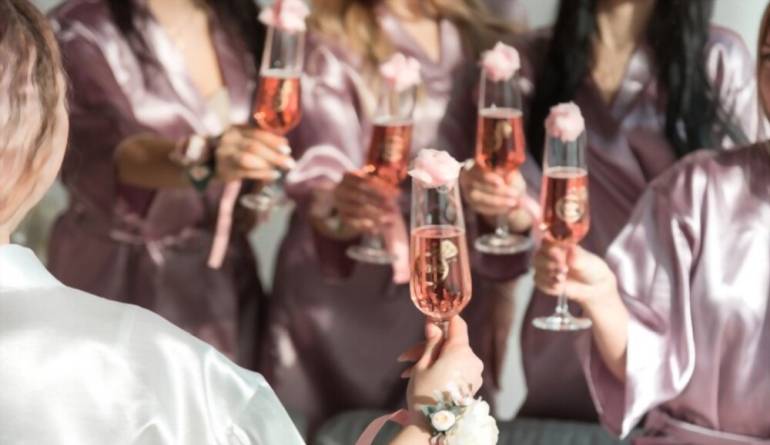 Ποτήρια με ροζ σαμπάνια σε ένα bachelorette party.