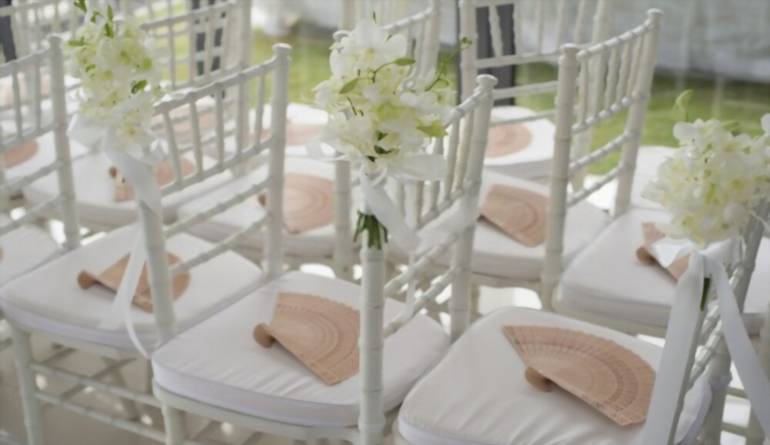 Διακόσμηση λευκής καρέκλας σε γαμήλια τελετή