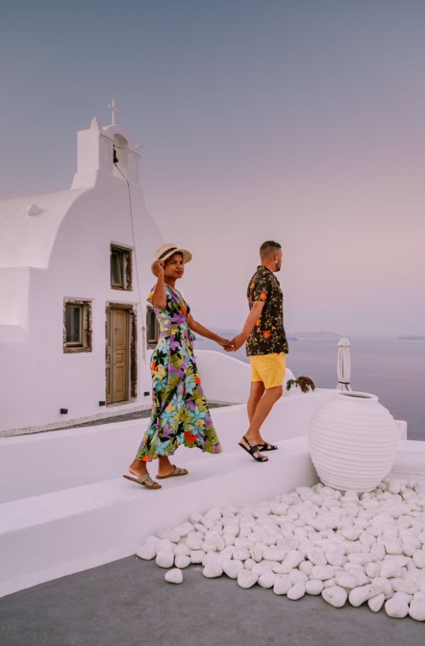Νιόπαντρο ζευγάρι σε ταξίδι του μέλιτος στην Ελλάδα