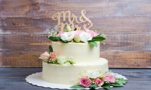 Εντυπωσιακή τούρτα γάμου με δύο στρώσεις και τριαντάφυλλα