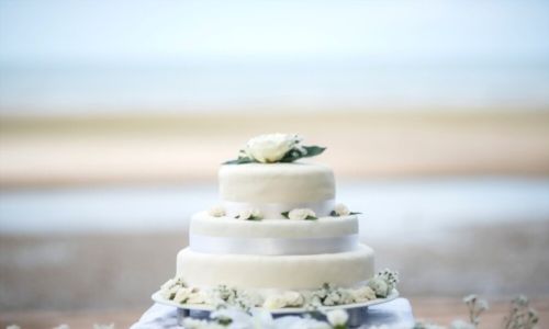 Κοντινό πλάνο μιας όμορφης γαμήλιας τούρτας