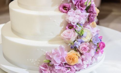 Υπέροχη γαμήλια τούρτα με λουλούδια