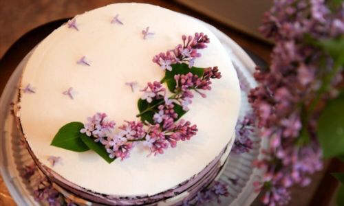 Μικρή όμορφή γαμήλια τούρτα με λουλούδια
