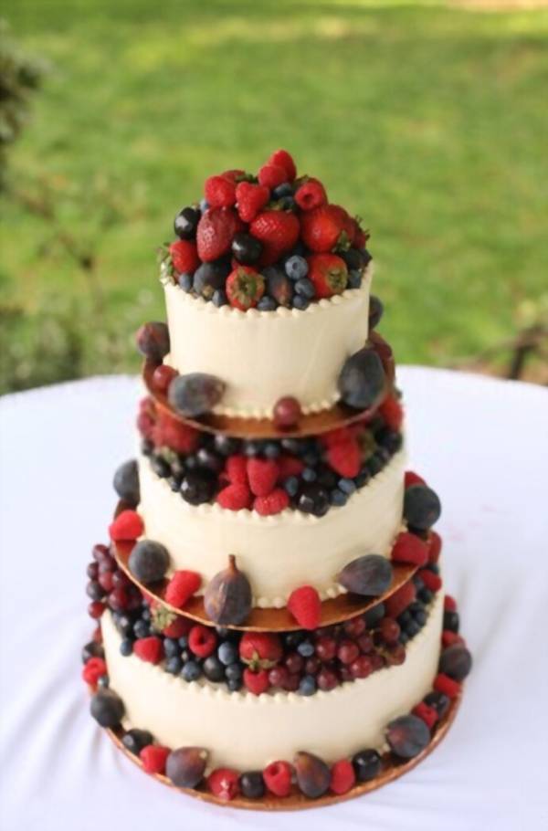 Γαμήλια τούρτα με μούρα με φόντο την φύση