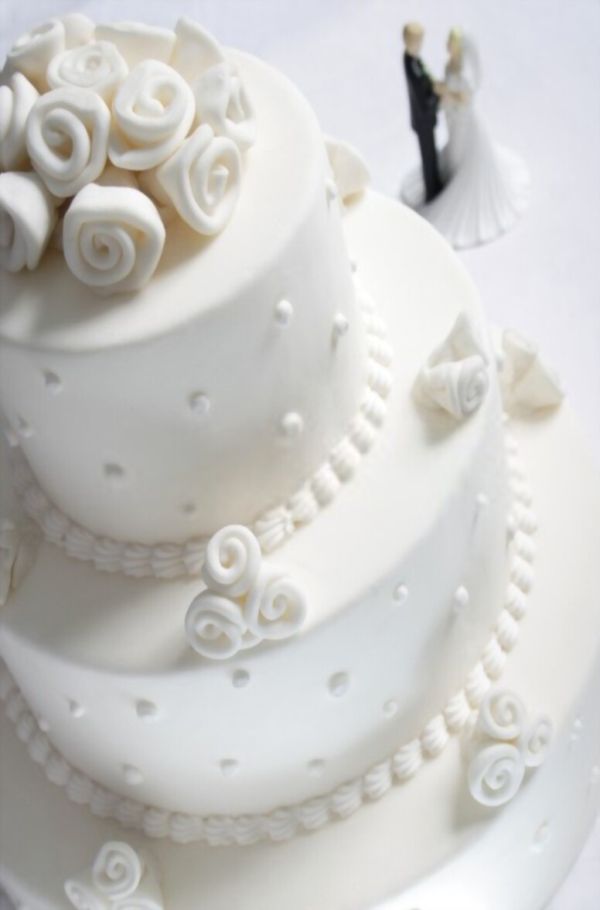 Λευκή τούρτα γάμου με ζαχαρόπαστα σε κοντινό πλάνο