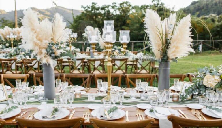 Τραπέζι γάμου σε στυλ boho με γρασίδι pampas και πράσινο, απαλή εστίαση