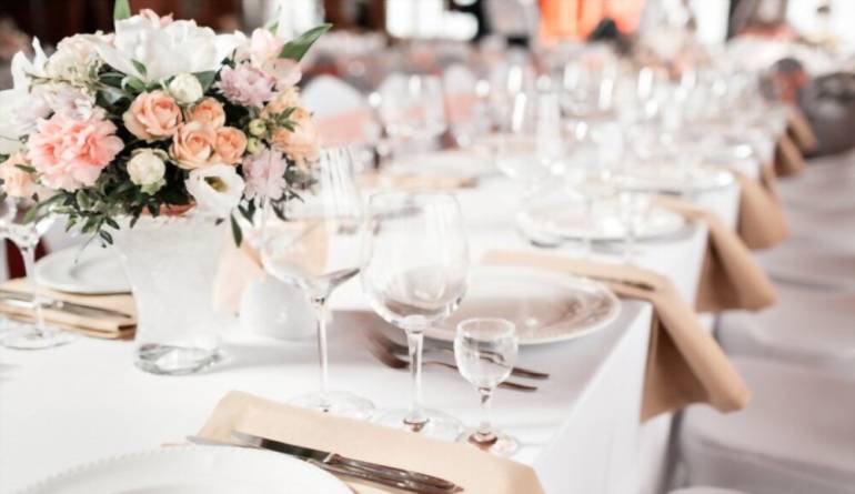 Πολυτελές κομψό τραπέζι σε γαμήλια δεξίωση