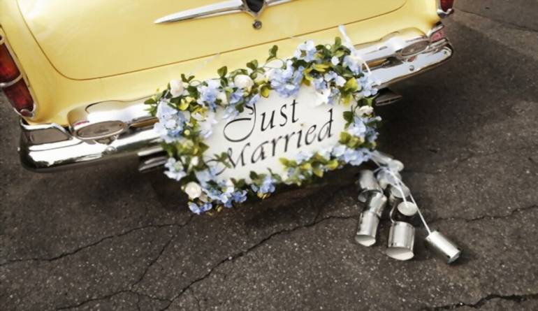Vintage γαμήλιο αυτοκίνητο διακοσμημένο με λουλούδια