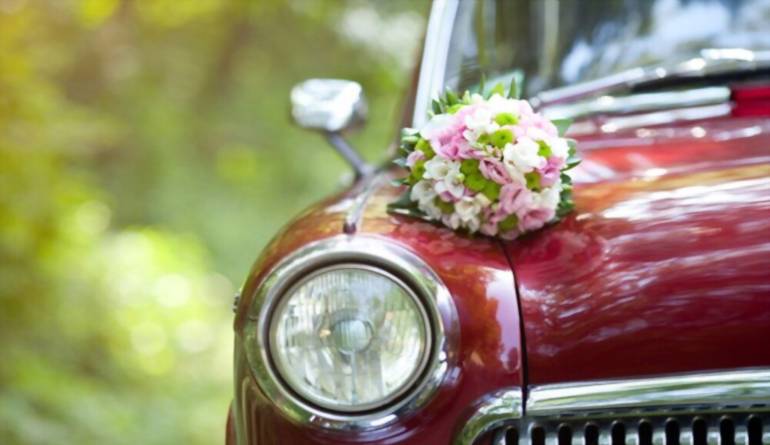 Γαμήλια ανθοδέσμη σε vintage γαμήλιο αυτοκίνητο