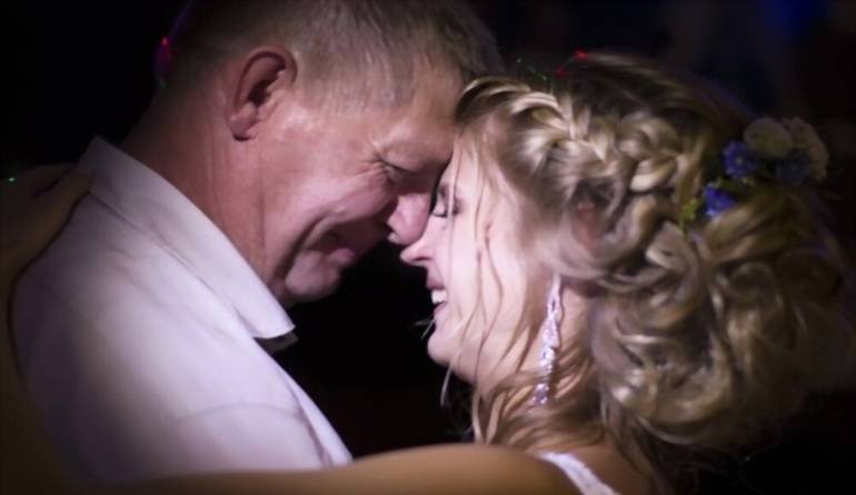 Συγκινιτική στιγμή απο τον χορό της νύφης με τον πατέρα της