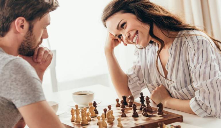 Νεαρό ζευγάρι παίζει σκάκι