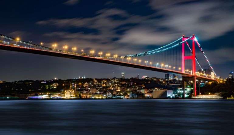 Η γέφυρα του Βοσπόρου στην Κωνσταντινούπολη την νύχτα