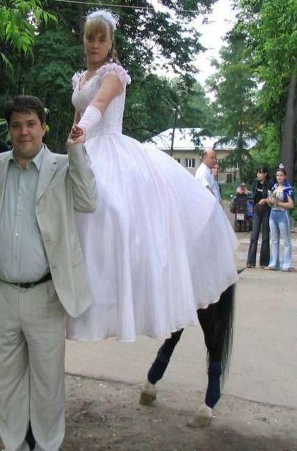 Άστεια φωτογραφία νύφης πάνω σε άλογο