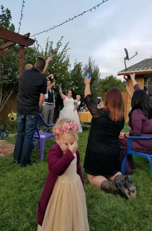 Μικρό παιδί βαριέται σε γάμο και κλαίει