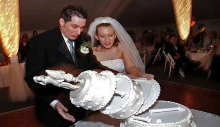 Η τούρτα πέφτει την ώρα του γάμου