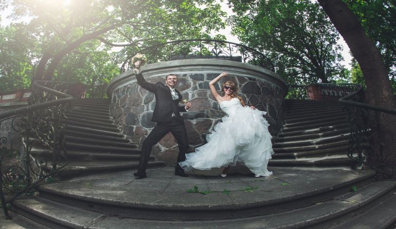 Νίοπαντρο διασκεδαστικό ζευγάρι χορεύει στα σκαλιά