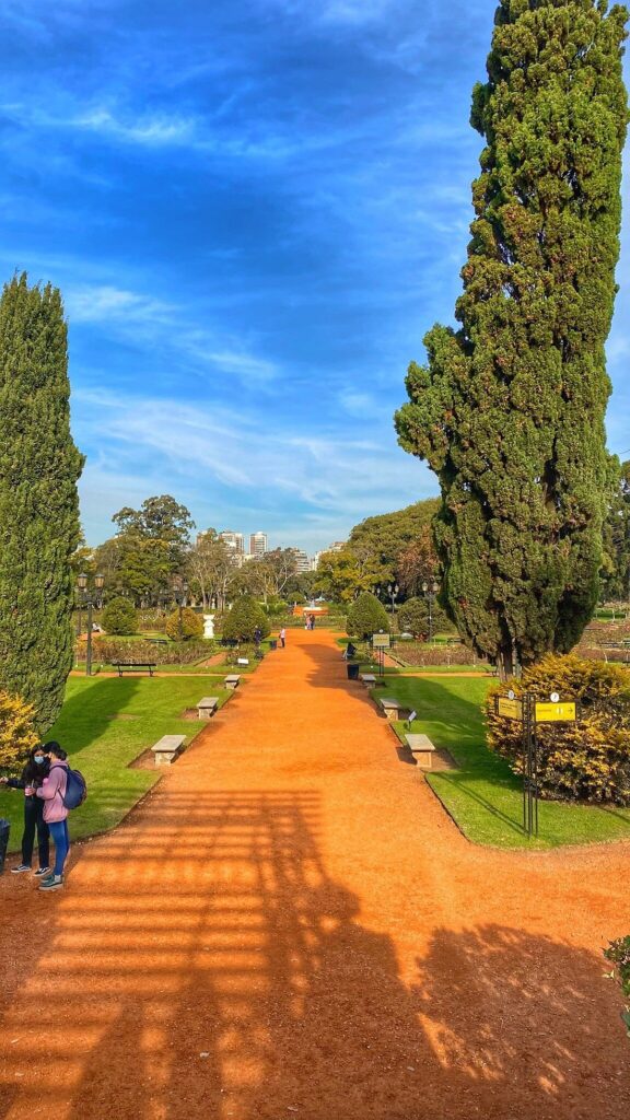 Γραφικό πάρκο με τεράστιους κήπους με τριανταφυλλιές