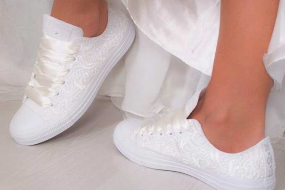 Νύφη φοράει sneakers. Τα πιο άνετα παπούτσια για γάμο