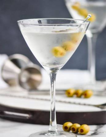 Κλασσικό Martini συνοδευμένο από ελια