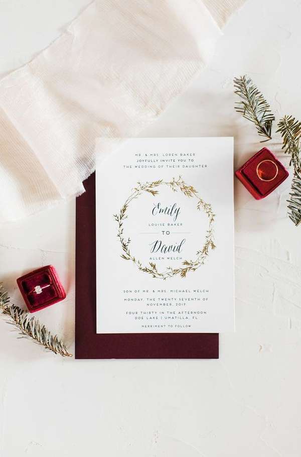 Μπορντό φλοράλ Χριστουγεννιάτικο προσκλητήριο γάμου με φόντο βέρες και χρυσαφικά