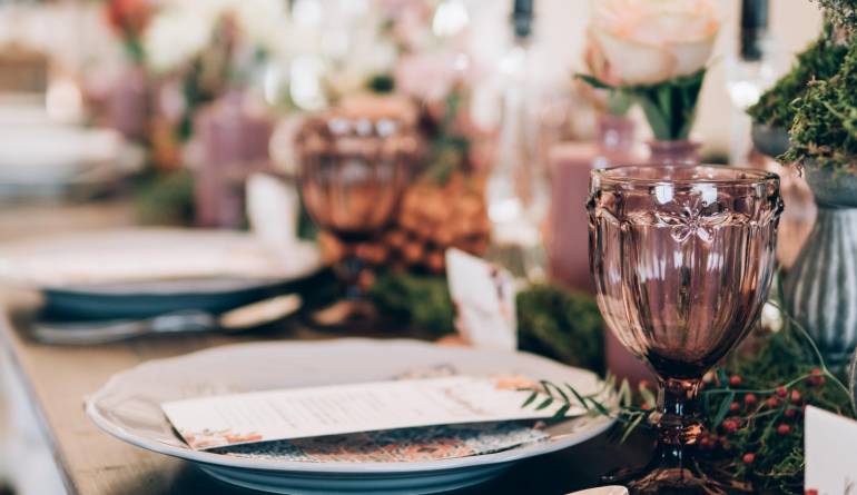 Όμορφο τραπέζι γάμου με πιάτα και ποτήρια
