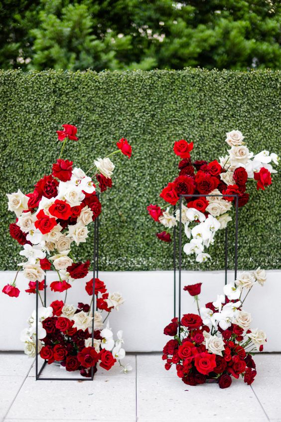 Ρομαντικά κόκκινα τριανάφυλλά για στολισμό χριστουγεννιάτικου γάμου