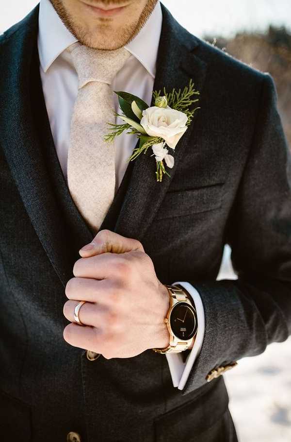 Χειμερινό μάυρο γαμπριάτικο κοστούμι συνδυαζμένο με γραβάτα και χρυσό ρολόι