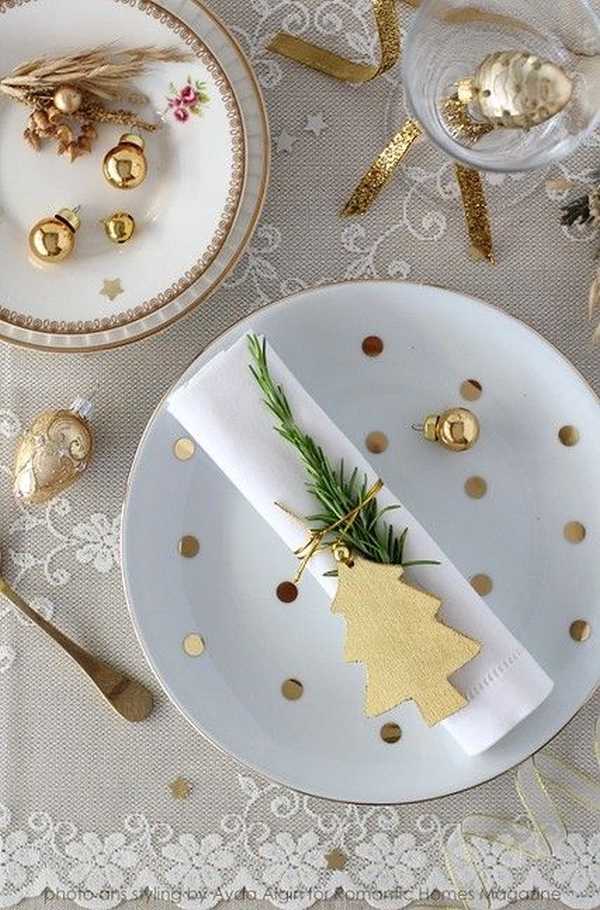 Ρομαντική διακόσμησή πιάτων με χριστουγεννιάτικες μπάλες και στολίδια