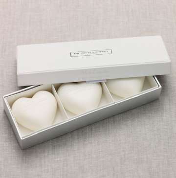 Λευκά Wax Melts σε σχήμα καρδιά μέσα σε κουτάκι