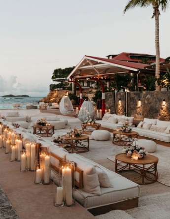 Αναπαυτικοί καναπέδες και κεριά σε beach bar