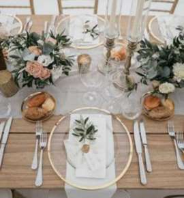 Πανέμορφό διακοσμημένο τραπέζι γάμου, με χρυσά πιάτα και λεπτομέρειες